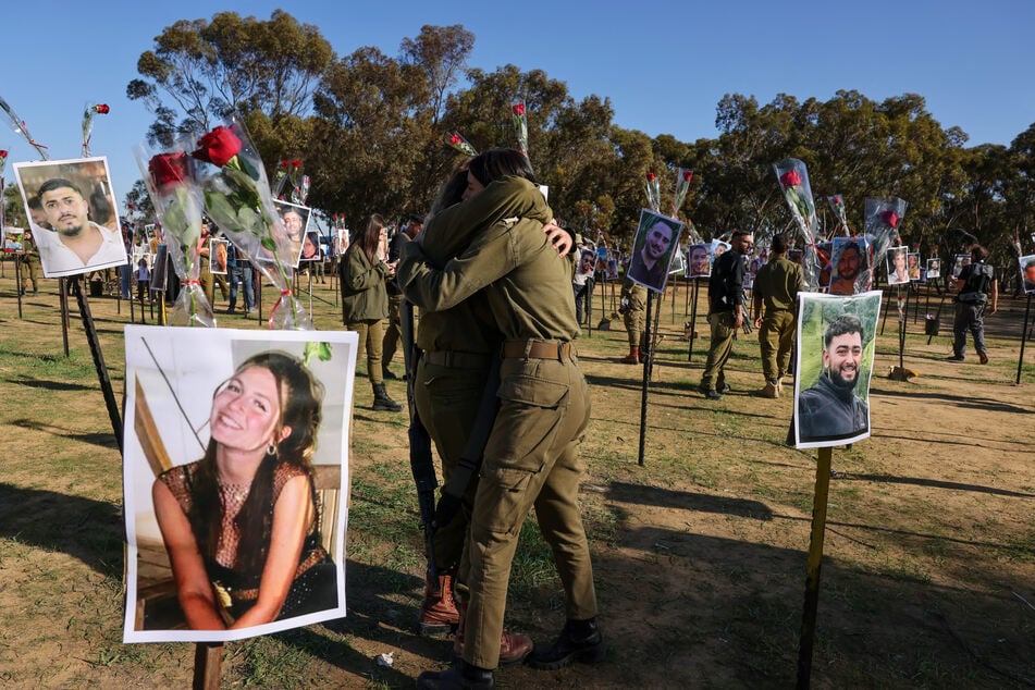 Eine Installation mit Fotos von durch die Hamas getöteten und entführten Teilnehmern des Nova-Festivals in Re'im. Viele Frauen dort sollen von den Terroristen sexuell schwer misshandelt worden sein.