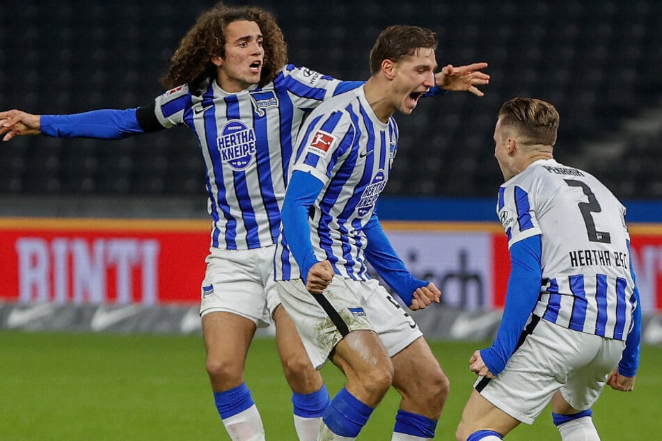 Herthas Peter Pekarik (r.) bejubelt sein Tor zum 1:1 mit Niklas Stark (M) und Matteo Guendouzi (l.).