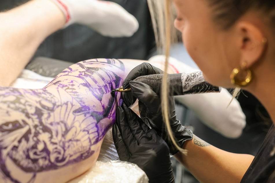Wer ein neues Tattoo haben möchte oder noch den richtigen Tätowierer sucht, hat bei der "Tattoo &amp; Lifestyle Leipzig" mehrere Möglichkeiten. (Symbolbild)