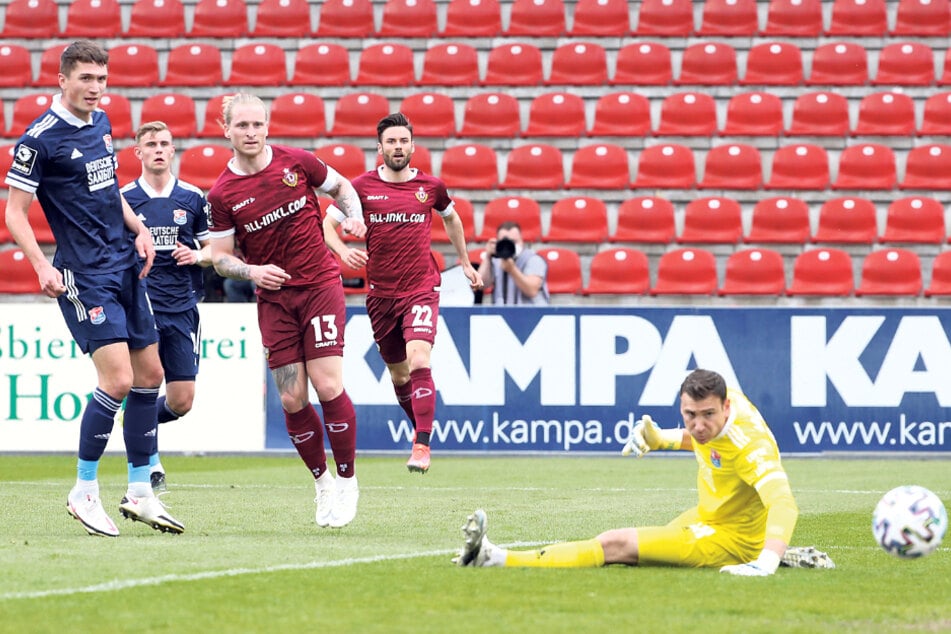 Die Riesenchance für Marvin Stefaniak (3.v.l.), aber Hachings Keeper Jo Coppens kann den Ball mit dem Fuß am Tor vorbeilenken.