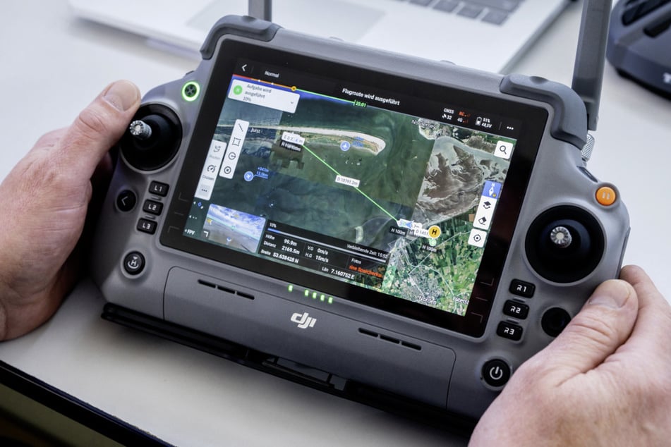 Auf einem Bildschirm kann die Drohne verfolgt werden.