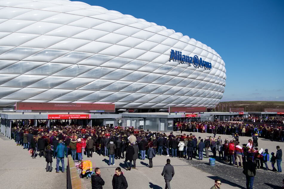 Die bayerische Landeshauptstadt will nach Informationen der Deutschen Presse-Agentur einer Verlegung der wegen der Corona-Pandemie abgesagten vier Partien in der Allianz Arena auf 2021 zustimmen. (Archivbild)