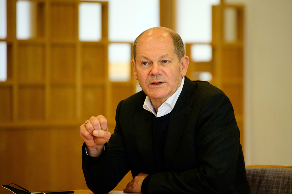 Olaf Scholz (62), Bundesfinanzminister und Spitzenkandidat der SPD Brandenburg, spricht nach seinem Besuch auf der Baustelle einer Kita der Hoffbauer-Stiftung während einer Pressekonferenz.