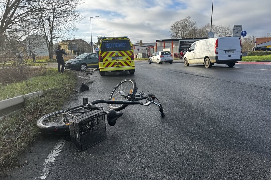 Der Citroën C4 (hinten links) war mit der Fahrradfahrerin zusammengestoßen.