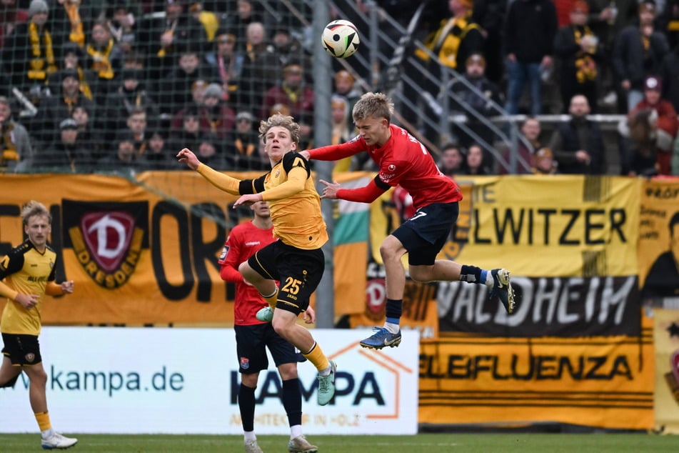 Sein letztes Punktspiel bestritt Jonas Oehmichen (21, l.) am 21. Dezember beim 3:0-Sieg in Unterhaching. Drei Monate später feierte er nach der Schulter-OP sein Comeback im Test gegen Teplice.