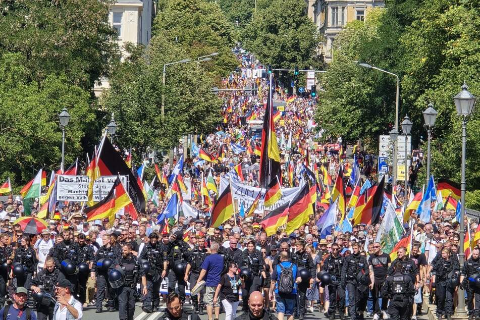 Die Demonstranten zogen mit unzähligen Deutschlandfahnen durch die Straßen.