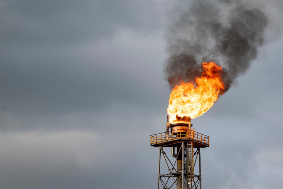 Köln: Heller als üblich: Hochfackel bei Shell brennt
