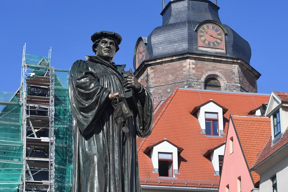 In Eisleben wurde der Theologie Martin Luther (1483 -1546) geboren. In seiner Geburtsstadt fand er auch seine letzte Ruhe.