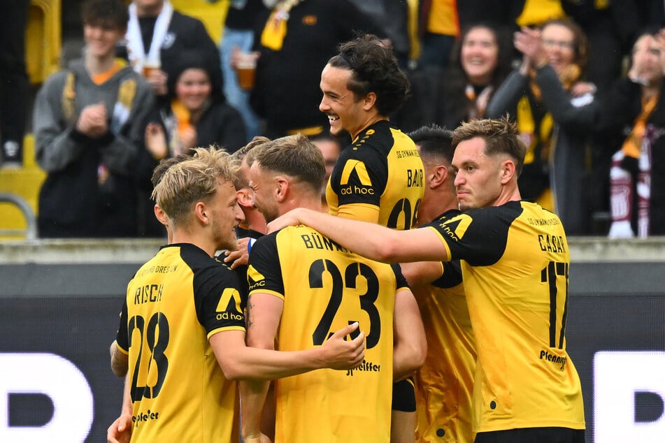 Ein letzter Jubel mit der letzten Aktion in Dresden. Die Mitspieler ließen Mika Baur (20, M.) nach seinem Tor zum 1:0 gegen Haching hochleben.