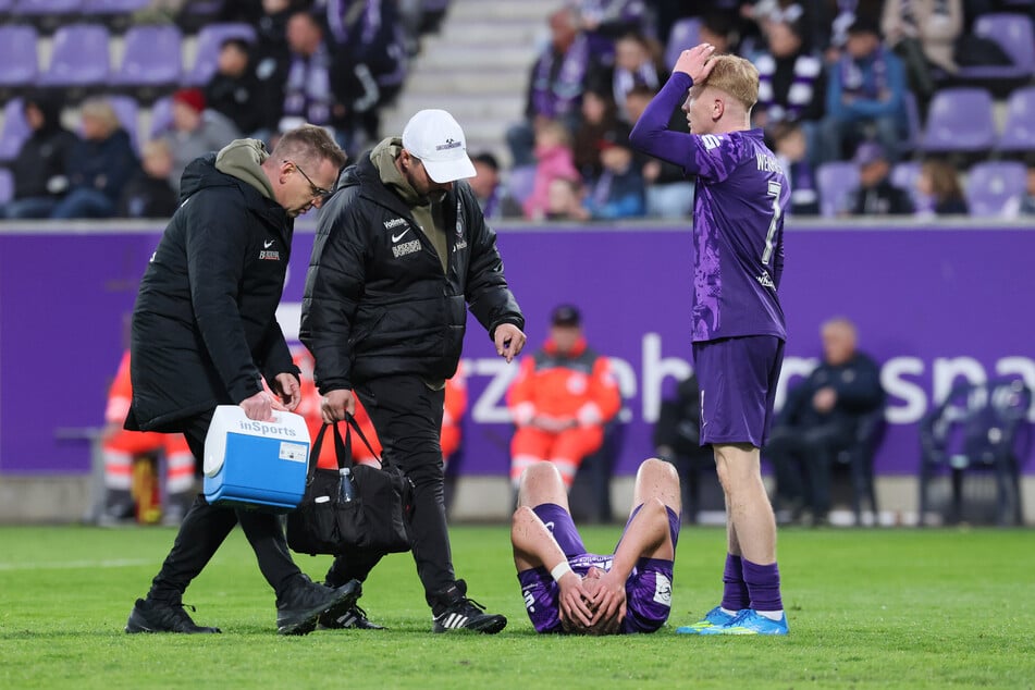 Aue-Kicker Julian Günther-Schmidt musste wegen einer Kopfverletzung behandelt und ausgewechselt werden.