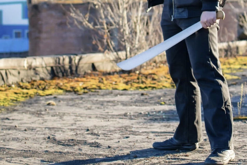 Mann wird aus Gaststätte geschmissen und kehrt mit zwei Messern und Machete zurück