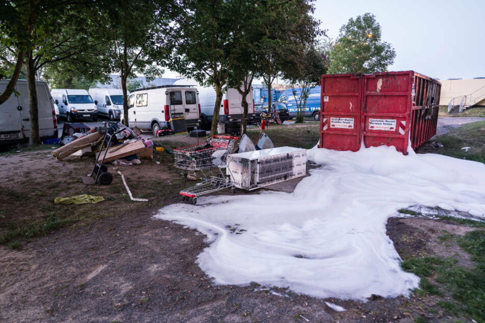 Der Polizei zufolge waren vor zwei Wochen zunächst ein Container und ein Bagger angezündet worden, um Einsatzkräfte im Kreis Offenbach in den Hinterhalt zu locken.