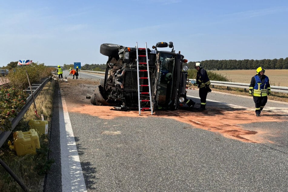 Der umgekippte Lastwagen blockiert die A20.