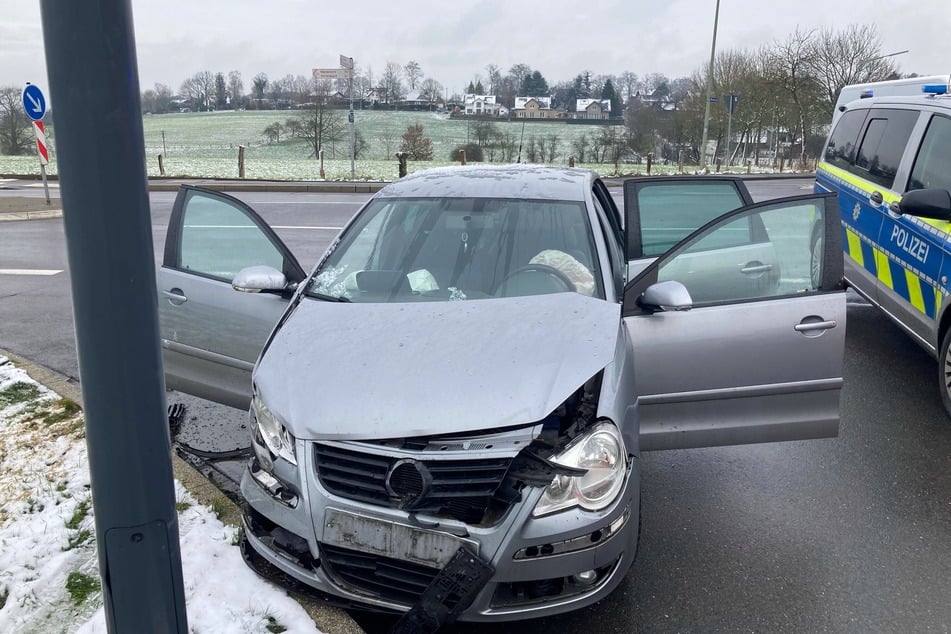 Der 30-jährige Fahrer des VW kam nach dem Crash in Waldbröl in ein Krankenhaus.