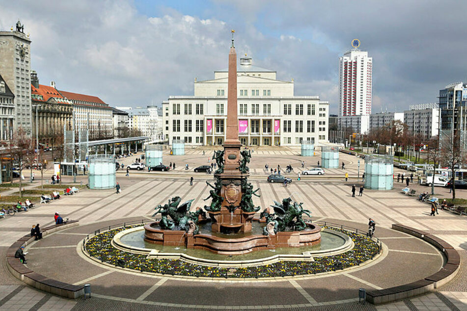Die Statuen des Leipziger Mendebrunnens auf dem Augustusplatz trugen plötzlich Schürzen. (Archivbild)