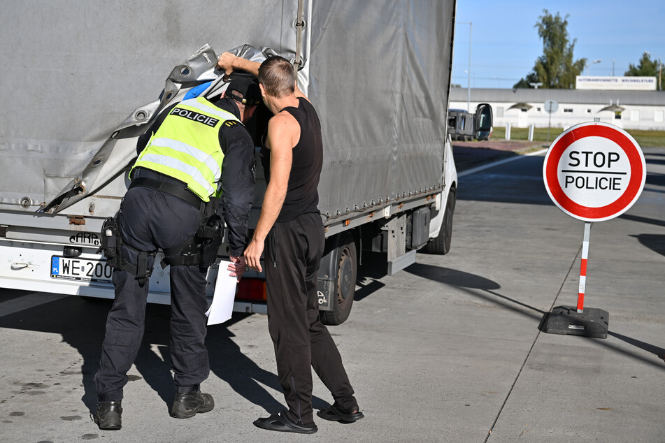 Ein Polizist kontrolliert am tschechischen Grenzübergang Bøeclav-Kúty an der Autobahn D2 einen Lastwagen. Aufgrund der steigenden Zahl von Migranten hat die tschechische Polizei mit stichprobenartigen Kontrollen an der Grenze zur Slowakei begonnen. Die Tschechische Republik plant derzeit Inspektionen bis zum 13. Oktober.