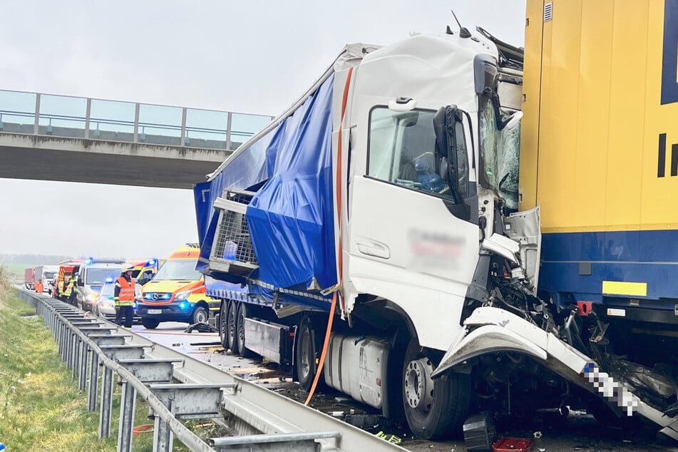 Der Fahrer des weißen Lasters mit der blauen Plane soll schwer verletzt worden sein.