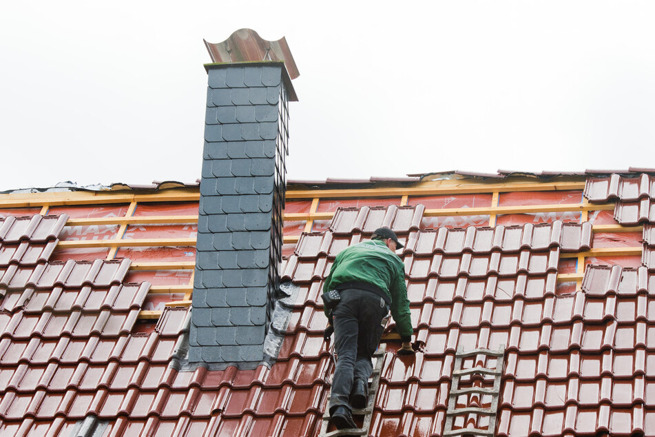 Der Mann stürzte bei Bauarbeiten vom Dach. (Symbolbild)