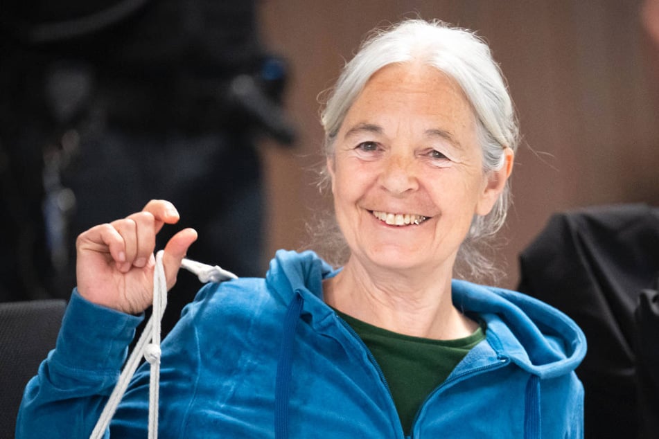 Daniela Klette (66) hat gut lachen: Nach dem Wegfall des Mordvorwurfs kann die Ex-RAF-Terroristin mit einem milderen Urteil rechnen.
