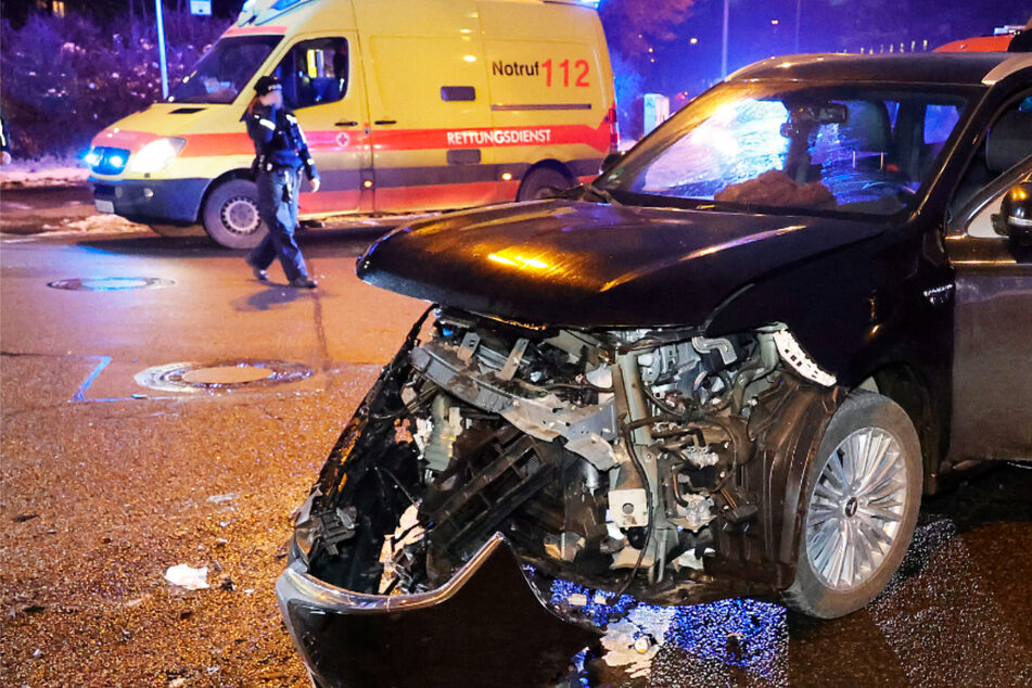 Schwerer Crash in Chemnitz: VW-Fahrerin fährt trotz roter Ampel