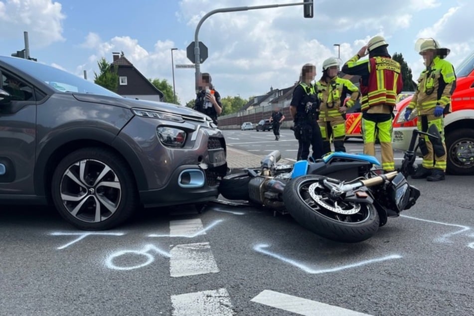 Rettungskräfte brachten den schwer verletzten Motorradfahrer (56) in ein Krankenhaus.