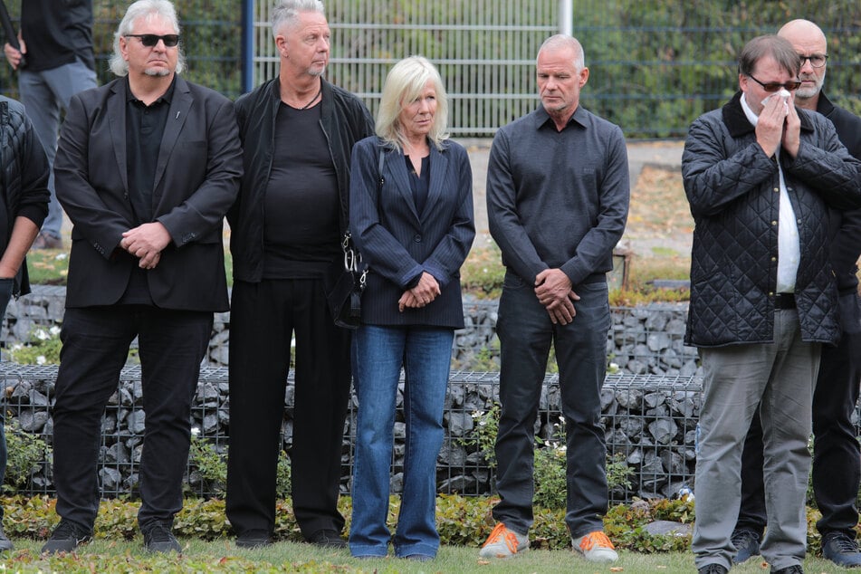 Zur Beisetzung waren ehemalige Kollegen wie Ulrike von der Groeben (67, 3.v.l.) und Heiko Wasser (2.v.l.) gekommen.