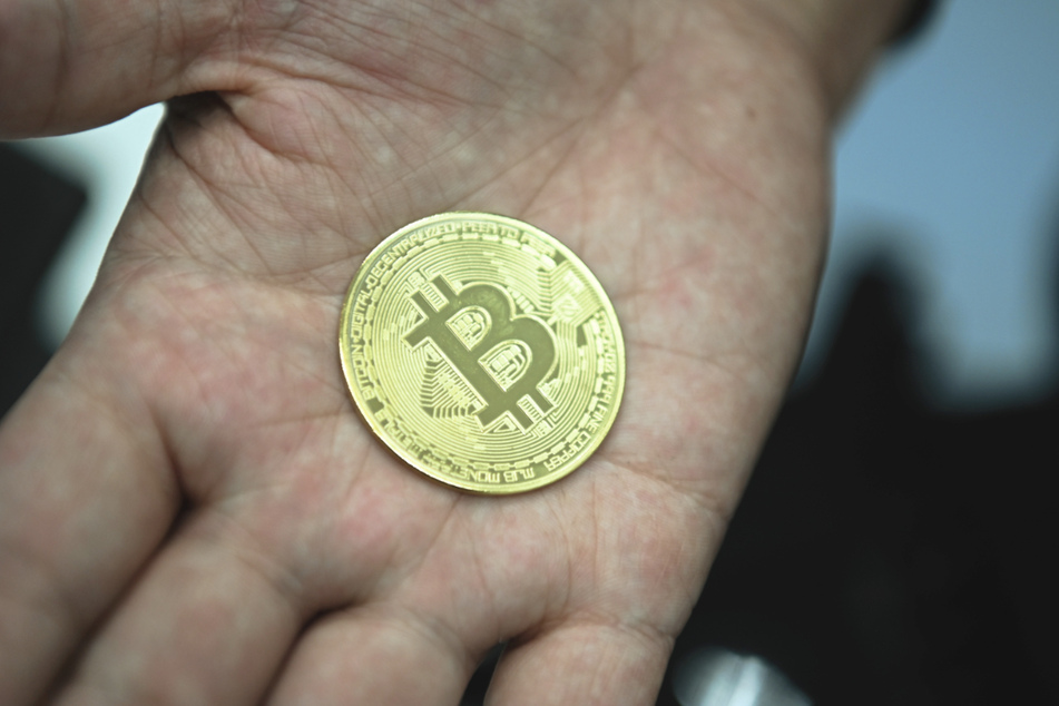 Den Bitcoin gibt es ausschließlich digital, Fans machen sich dennoch Münzen mit dem Logo der Kryptowährung nach. (Archivbild)
