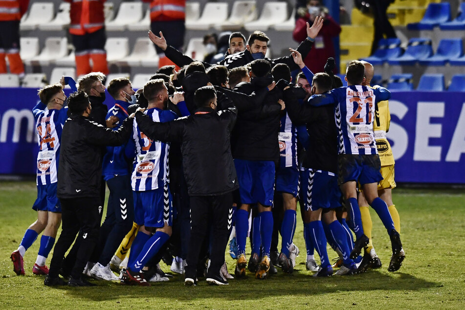 Aus, aus, aus! CD Alcoyano feiert nach dem 2:1-Sieg über Real Madrid das Weiterkommen im Pokal.