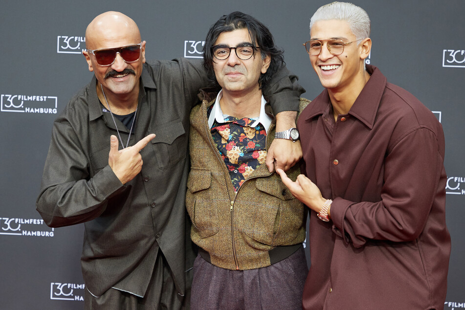 Der Rapper Xatar (l-r), Fatih Akin und Emilio Sakraya bei der Premiere von "Rheingold" im Cinemaxx Dammtor.