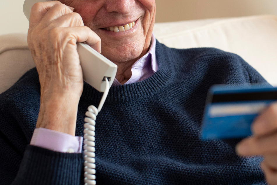 Ein 79-Jähriger wäre fast zum Opfer einer Telefonbetrügerin geworden. (Symbolbild)
