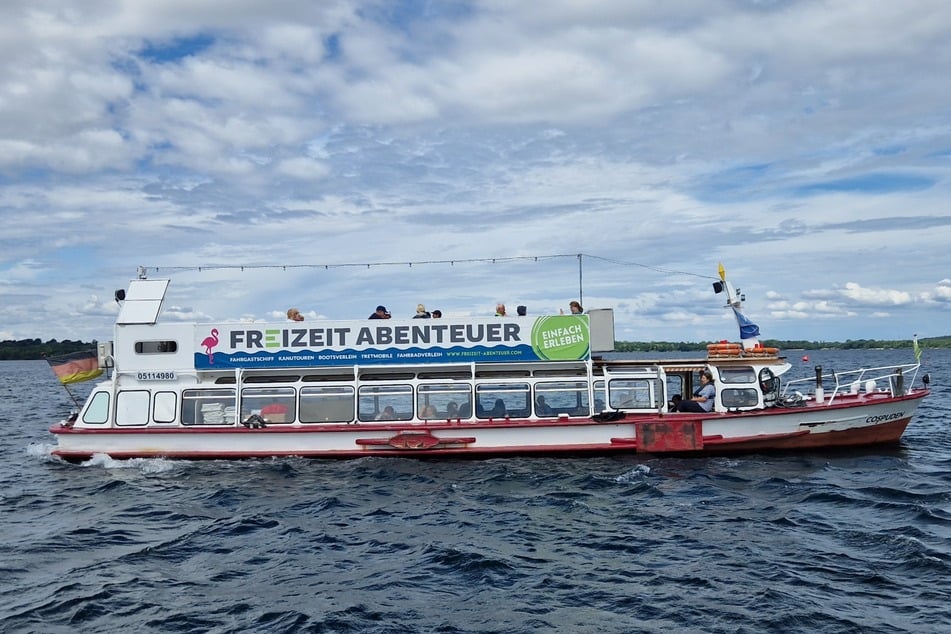 Schippert seit 26 Jahren über den gefluteten Tagebau - die 1958 gebaute "MS Cospuden".