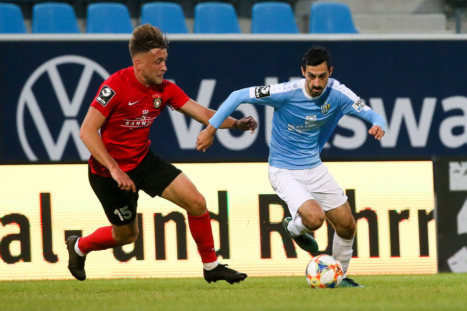 CFC-Mittelfeldmann Rafael Garcia im Zweikampf mit Dennis Slamar (Großaspach).