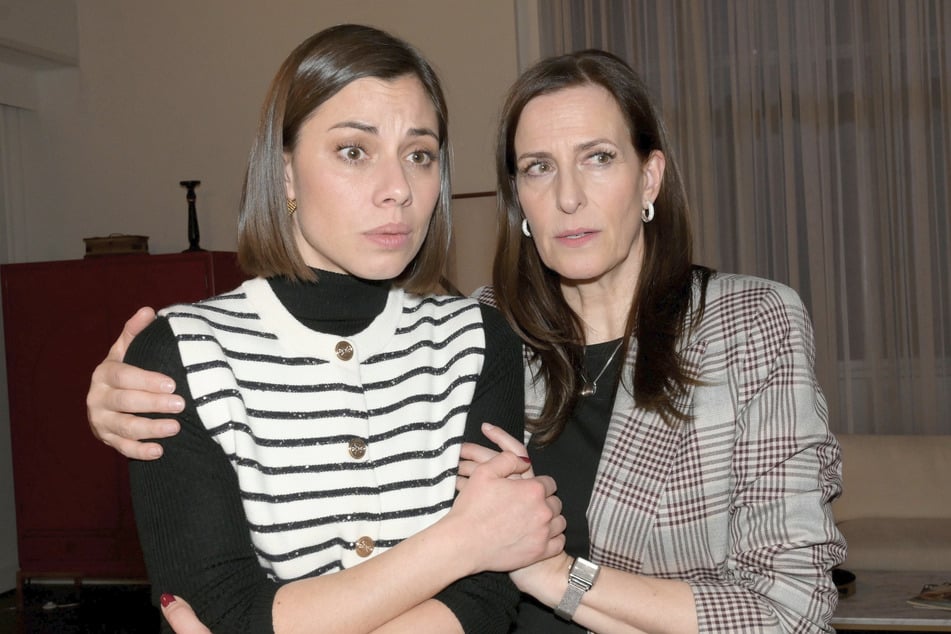 Matilda (l.) ist die Angst ins Gesicht geschrieben.