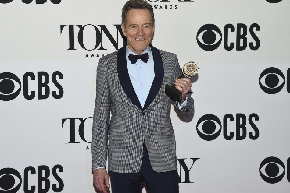 Bryan Cranston mit der Auszeichnung für den besten Schauspieler in einem Theaterstück ("Network") bei der Verleihung der Tony Awards in der Radio City Music Hall.