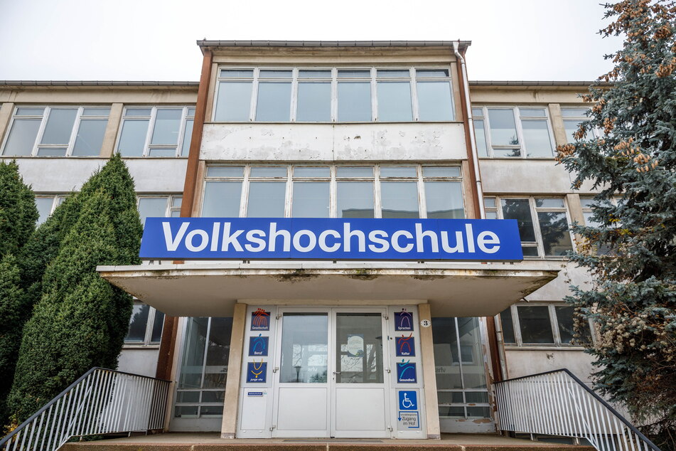 Das einstige VHS-Gebäude am Schilfweg soll einem Schul-Neubau weichen. Doch das Projekt ist in Gefahr.
