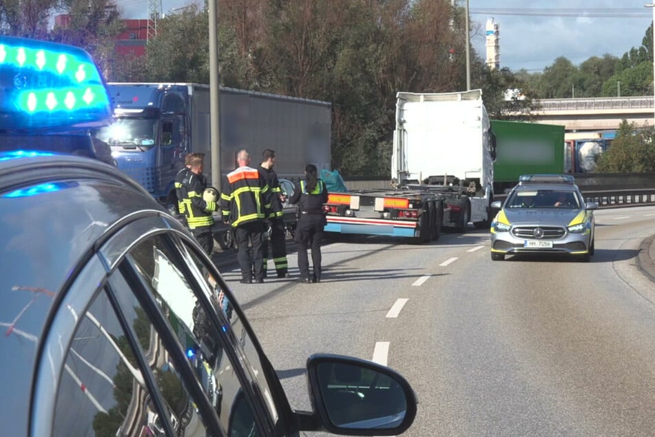 Auf wichtiger Verkehrsader in Hamburg: Lastwagen kracht gegen Leitplanke