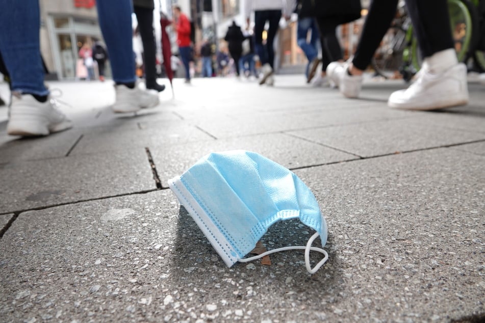 Am Montagabend sind zwei Menschen in Köln von Maskenverweigerern angegriffen worden, weil diese ihre Mitmenschen auf die Maskenpflicht aufmerksam machten (Symbolbild).