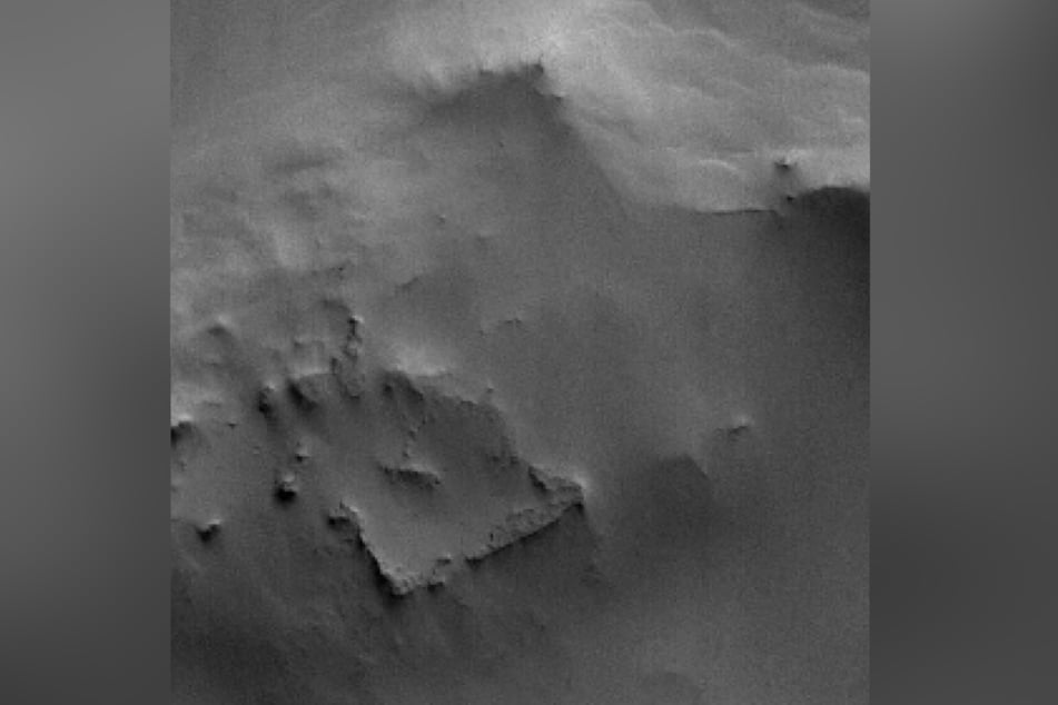 A mysterious image from Mars is currently causing a stir online, and the world's richest man Elon Musk is getting involved.