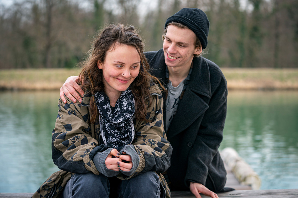 Eines von vielen Geheimnissen: Benno Schenk (Aniol Kirberg, 24) und Zoé Wolf (Caroline Cousin, 22) sind heimlich ein Paar.
