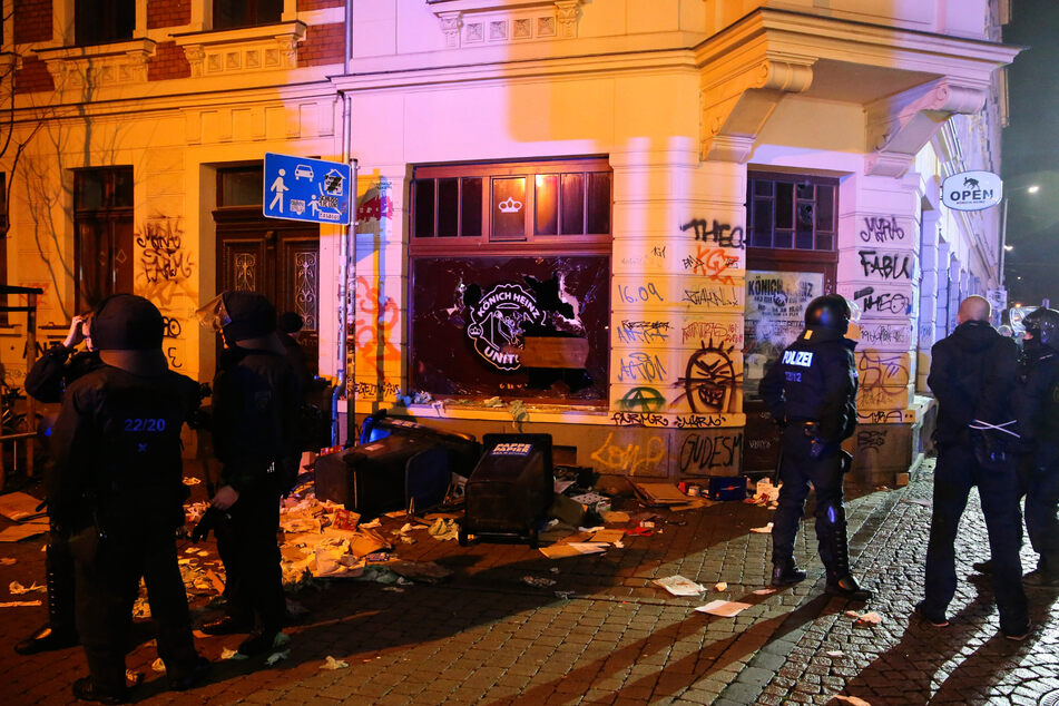 Polizeibeamte nach den Ausschreitungen im Leipziger Stadtteil Connewitz im Januar 2016.