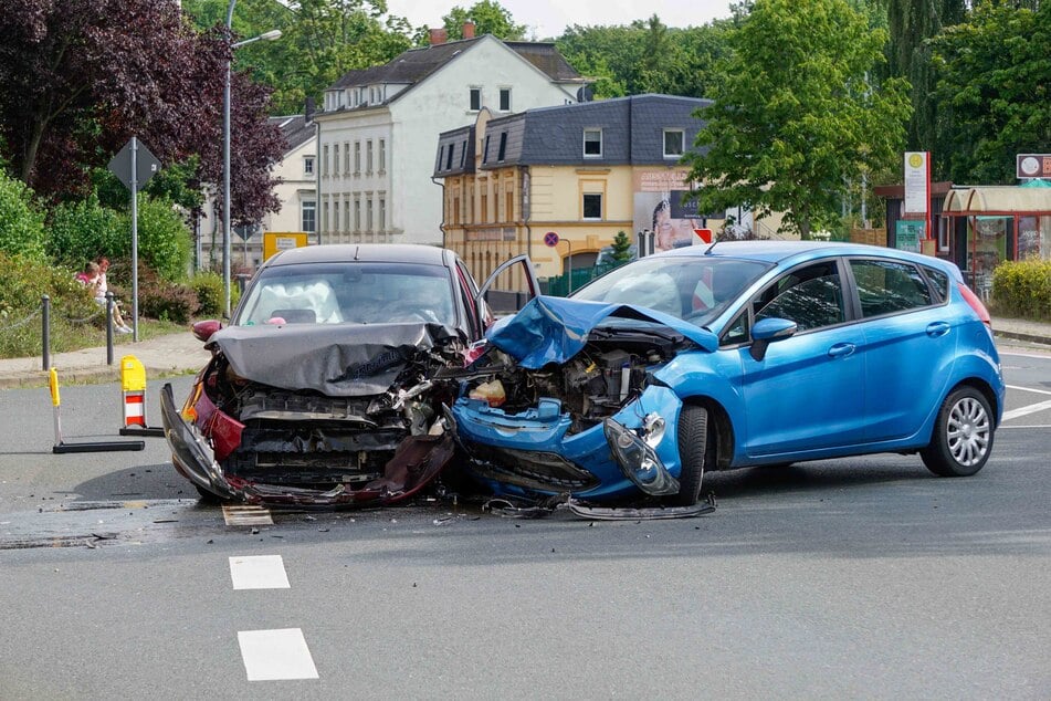 Die beiden Autos krachten auf der Kreuzung Bahnhofstraße/Burgstraße in Döbeln (Landkreis Mittelsachsen) zusammen.