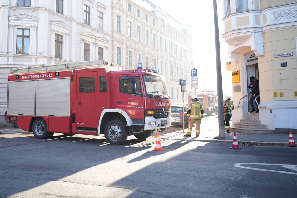 Die Feuerwehr sperrte die Straße an der Kreuzung Wilhelmsplatz vorübergehend ab.