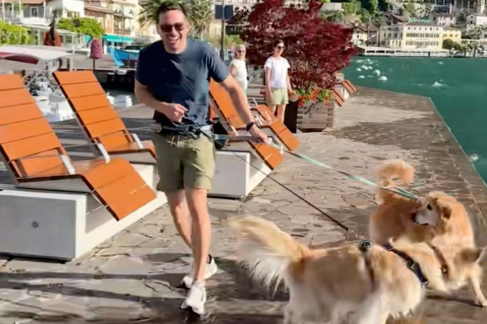 Kevin Bubolz kann nach dem ersten Schreck schon wieder lachen. Seine Golden Retriever wirken hingegen wie begossene Pudel.
