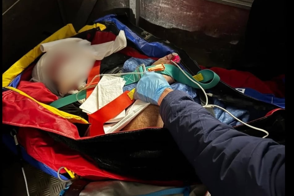Mit einer Kopfverletzung wurde der Partygast ins Krankenhaus gebracht.