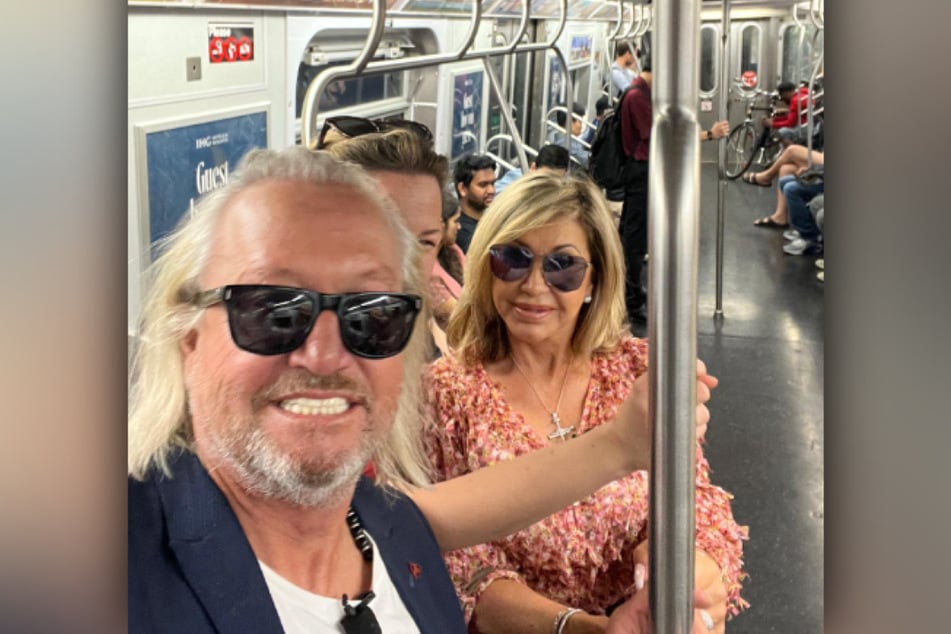 Robert (59) und Carmen Geiss (58) haben sich ganz unglamourös eine Fahrt mit der New Yorker Subway gegönnt.