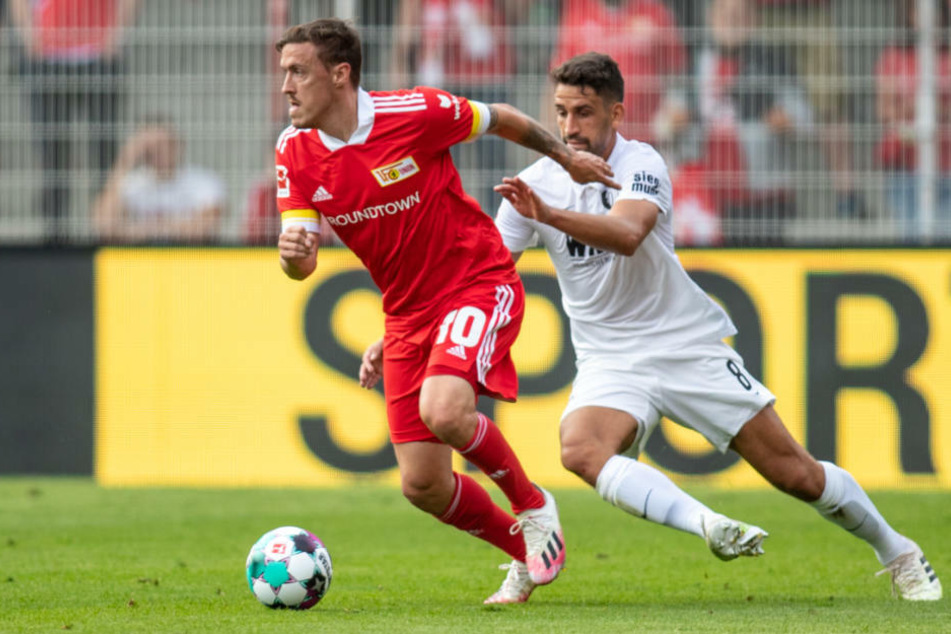 Max Kruse (l.) im Zweikampf mit Augsburgs Rani Khedira (26). Der zurzeit verletzte Star-Stürmer des 1. FC Union Berlin ist mit sechs Treffern noch immer der erfolgreichste Torschütze der Eisernen.