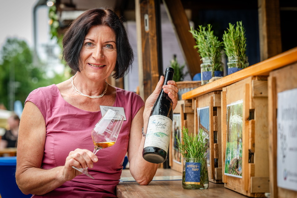 Ulla Bernhard-Räder (63) vom Weingut Bernhard-Räder aus Flomborn hat eine Silvaner Spätlese aus dem Jahr 1989 im Gepäck.