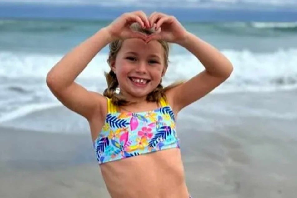 Sloan Mattingly starb in einem Sandloch, als der ausgeschaufelte Sand plötzlich über ihr in das Loch rutschte. Sie wurde sieben Jahre alt.