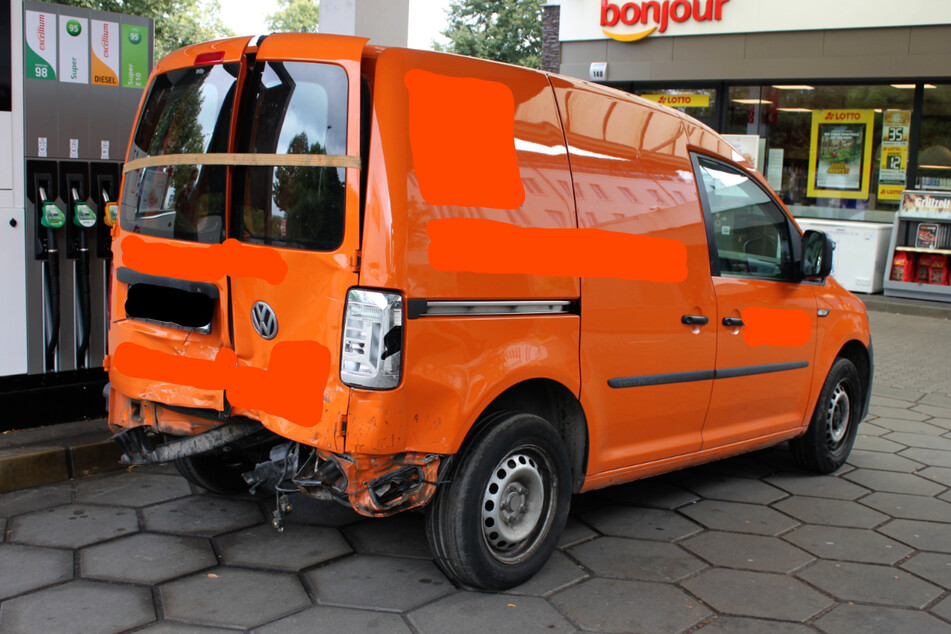 Der VW Caddy war im vergangenen Juli in einen Unfall verwickelt gewesen und seitdem nicht mehr fahrtüchtig. Nach Hamburg sollte er trotzdem überführt werden.