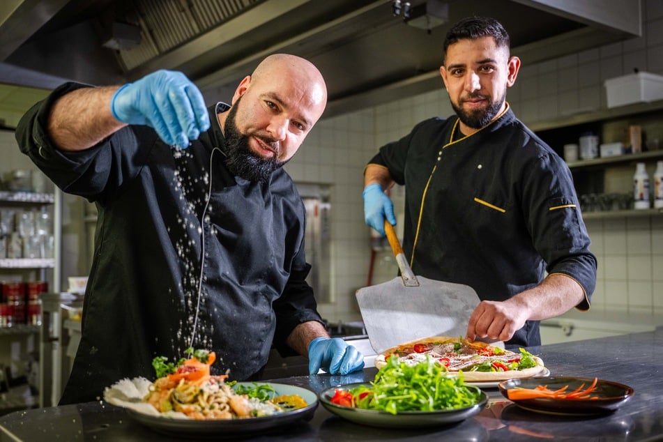 In der Küche werden die typisch italienischen Speisen von Chefkoch Sami (38, l.) und Pizzabäcker Mustafa (21) zubereitet.